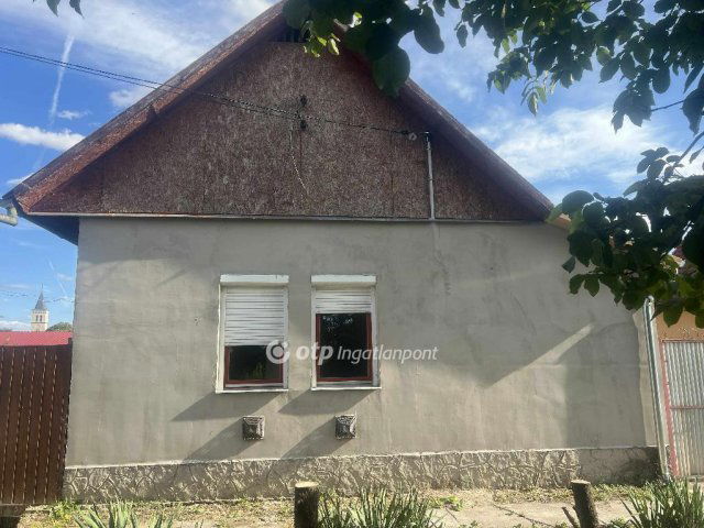 Eladó családi ház, Újszászon 22 M Ft, 2 szobás