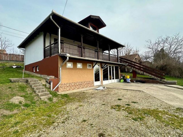 Eladó családi ház, Ercsiben 74.9 M Ft, 6 szobás