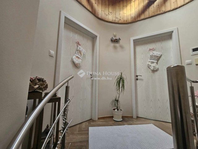 Eladó családi ház, Taksonyon 350 M Ft, 6 szobás