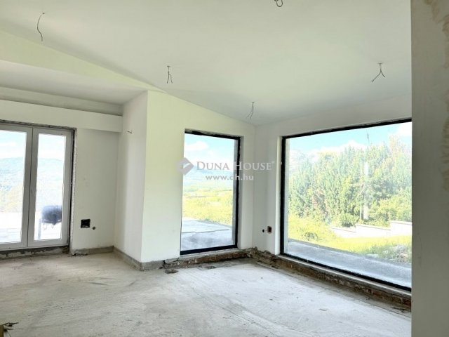 Eladó családi ház, Ürömön 449.9 M Ft, 6 szobás