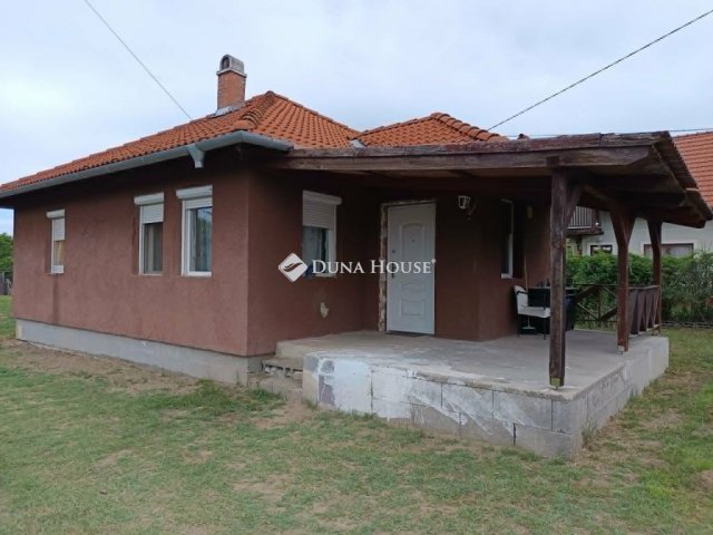 Eladó családi ház, Csörögön, Komáromi utcában 59.9 M Ft