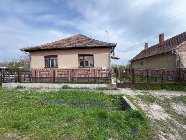 Eladó családi ház, Mezősason 8 M Ft, 2+1 szobás