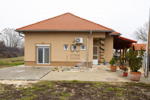 Eladó családi ház, Pécsett 120 M Ft, 5 szobás