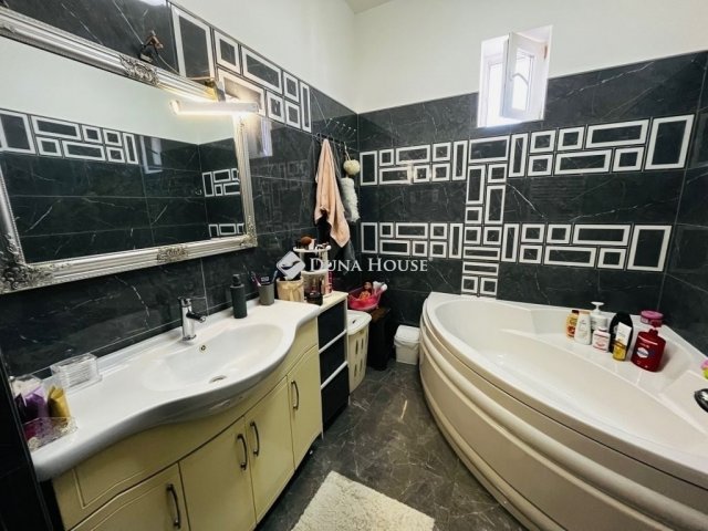 Eladó családi ház, Tápiószecsőn 89.9 M Ft, 6 szobás