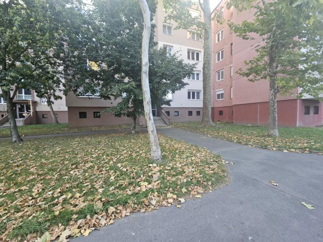 Eladó panellakás, Győrött 49.99 M Ft, 2 szobás