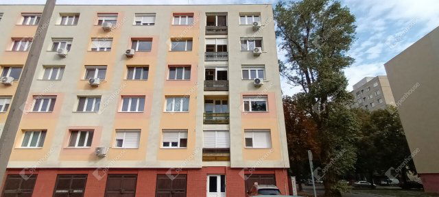 Eladó panellakás, Szegeden 47.75 M Ft, 2 szobás