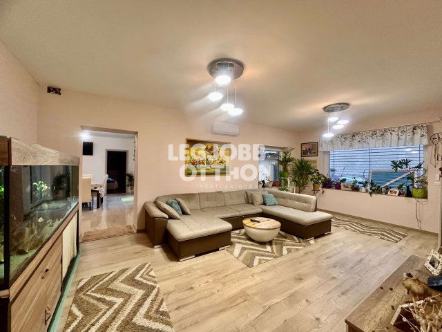 Eladó családi ház, Cegléden 75 M Ft, 6 szobás