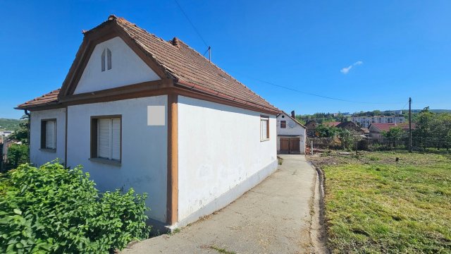 Eladó családi ház, Komlón, Pécsi úton 46.9 M Ft, 4 szobás