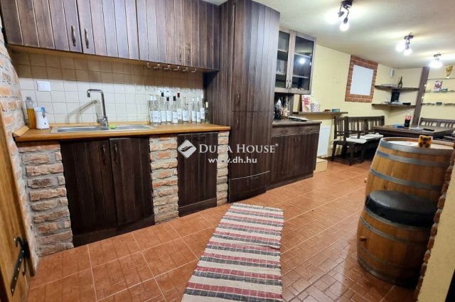 Eladó nyaraló, Komlón 158 M Ft, 9 szobás / költözzbe.hu