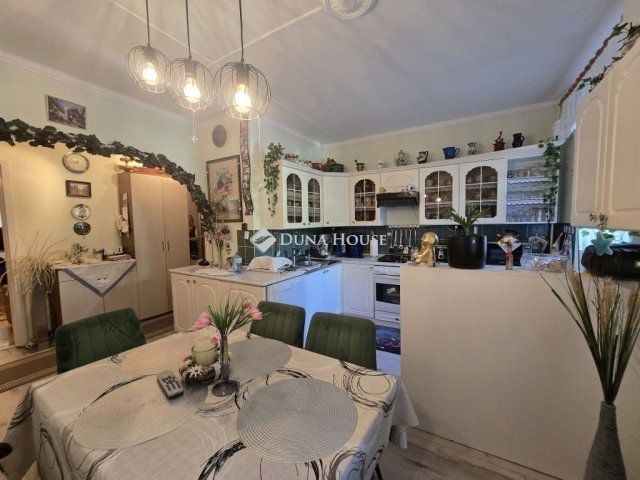 Eladó panellakás, Pécsett 61.9 M Ft, 4 szobás