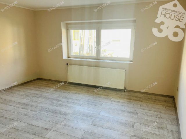 Eladó családi ház, Tolnán 32.5 M Ft, 3 szobás