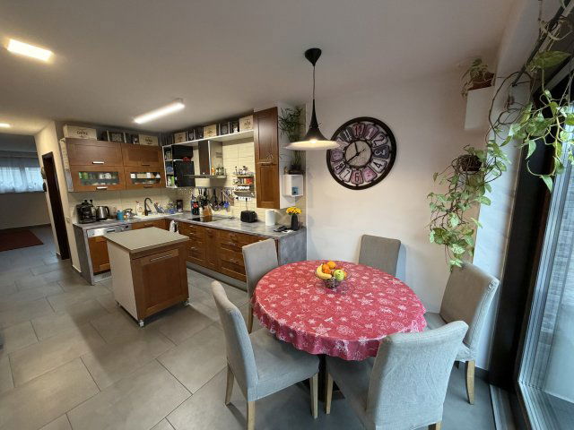 Eladó családi ház, Szegeden 297 M Ft, 7 szobás