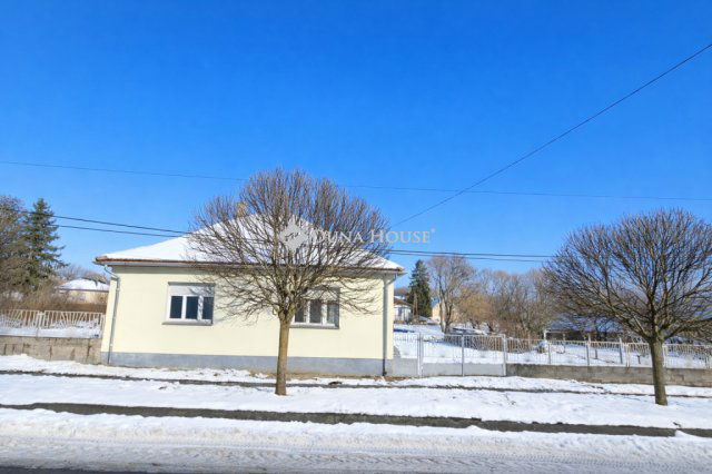 Eladó családi ház, Szakcson 9.5 M Ft, 3 szobás