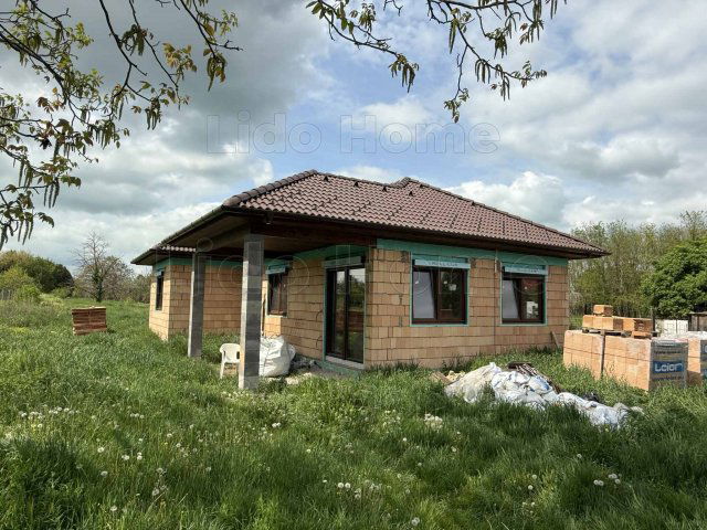 Eladó családi ház, Balatonszabadiban 84.9 M Ft, 10 szobás