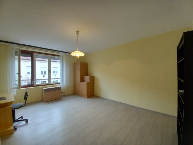 Kiadó téglalakás, albérlet, Pécsett, Király utcában, 1 szobás