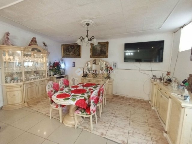 Eladó családi ház, Esztergomban 60 M Ft, 3 szobás