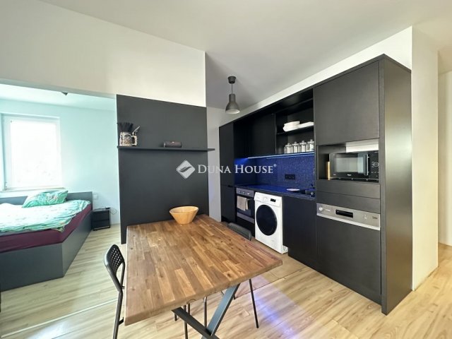 Eladó téglalakás, Siófokon 98 M Ft, 2 szobás