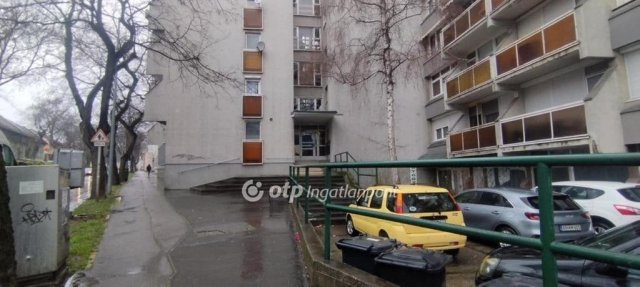 Eladó üzlethelyiség, Szekszárdon 5.25 M Ft