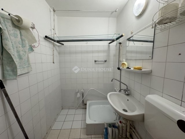 Eladó panellakás, Pécsett 32.5 M Ft, 2 szobás