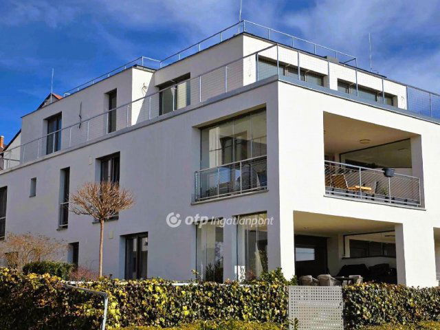 Eladó téglalakás, Balatonfüreden 170 M Ft, 3 szobás