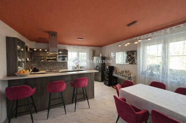 Eladó családi ház, Mikepércsen 170 M Ft, 4 szobás