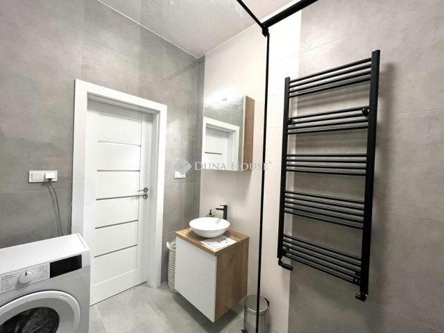 Eladó téglalakás, Pécsett 64.9 M Ft, 3 szobás