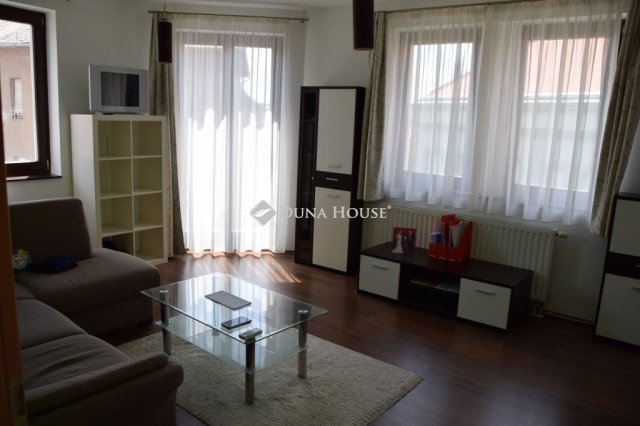Kiadó téglalakás, albérlet, Pécsett 220 E Ft / hó, 3 szobás