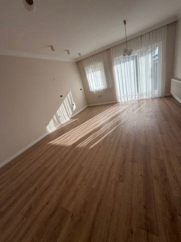 Eladó téglalakás, Komáromban 87 M Ft, 4 szobás