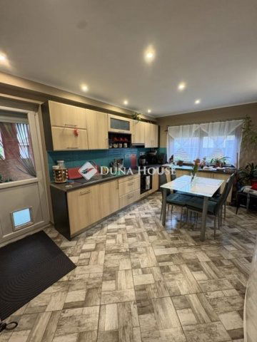 Eladó téglalakás, Pécsett 67.9 M Ft, 2 szobás