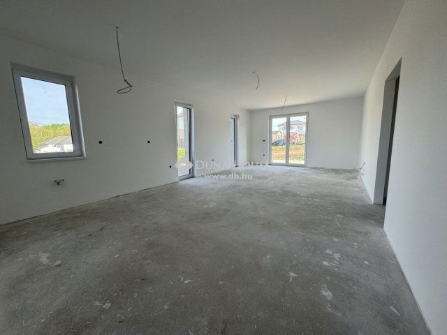 Eladó ikerház, Nagytarcsán 105 M Ft, 4 szobás