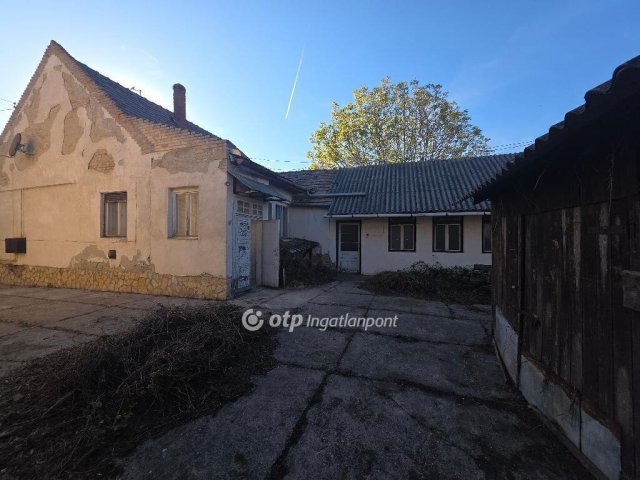 Eladó családi ház, Pápán 36 M Ft, 2+1 szobás