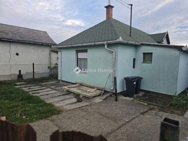 Eladó családi ház, Székesfehérvárott 55.8 M Ft, 2 szobás