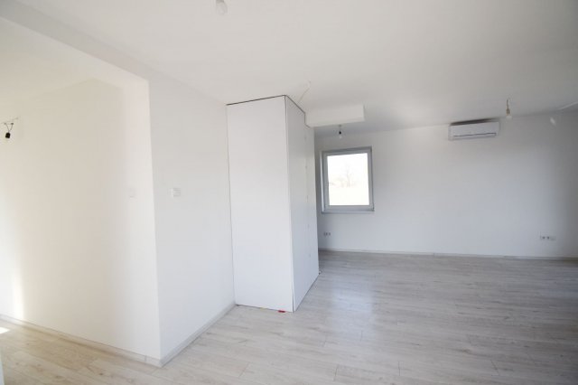 Eladó téglalakás, Debrecenben 109.9 M Ft, 6 szobás