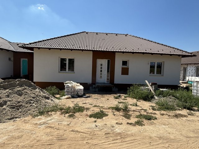 Eladó ikerház, Csörögön 93.5 M Ft, 4 szobás