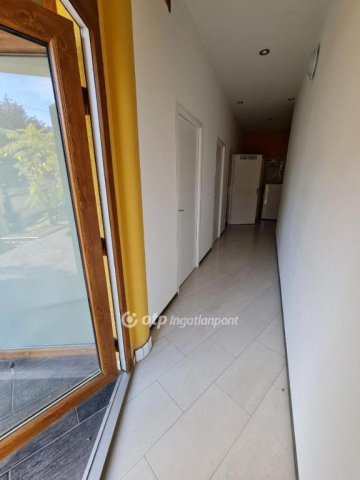 Eladó családi ház, Pápán 249 M Ft, 9+11 szobás