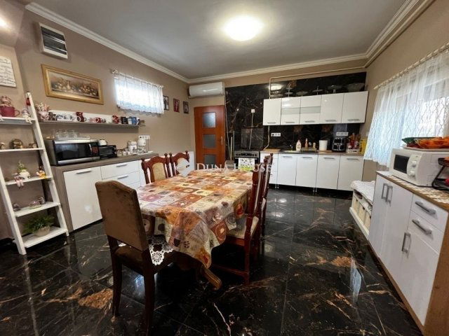 Eladó családi ház, Tápiószecsőn 89.9 M Ft, 6 szobás