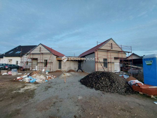 Eladó ikerház, Nagycenken 89.5 M Ft, 4 szobás