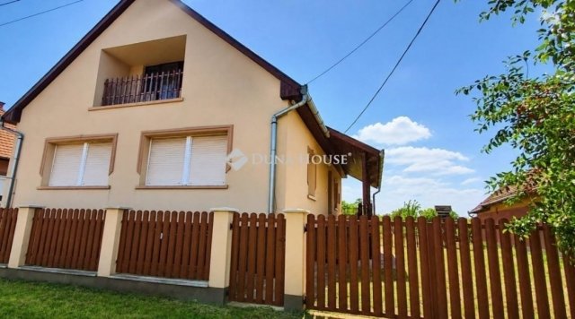 Eladó családi ház, Tápiószentmártonon 59.5 M Ft, 3+1 szobás