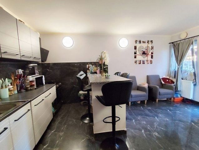 Eladó családi ház, Vecsésen 73.5 M Ft, 7 szobás