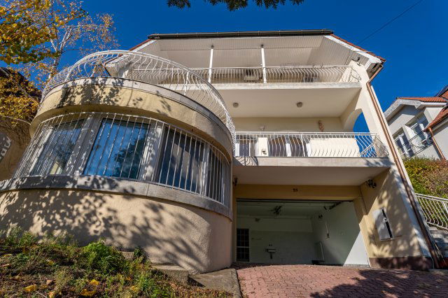 Eladó családi ház, Ürömön 224.9 M Ft, 6 szobás