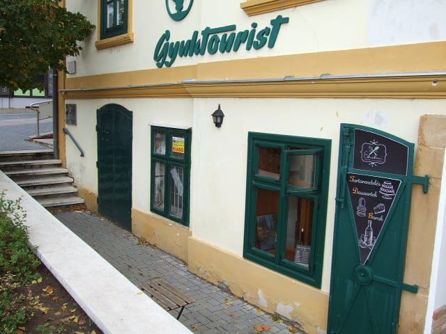Kiadó üzlethelyiség, Gyulán, Eszperantó téren 60 E Ft / hó