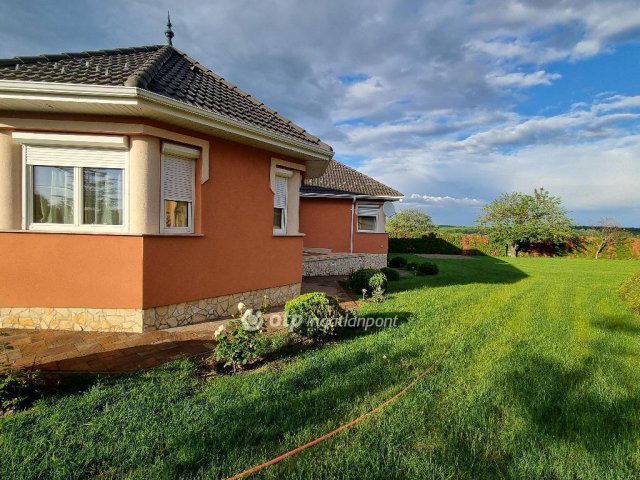 Eladó családi ház, Bakonyszentlászlón 117 M Ft, 4 szobás