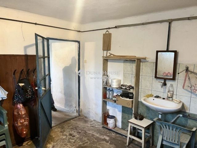 Eladó családi ház, Pécsett 82.9 M Ft, 2 szobás