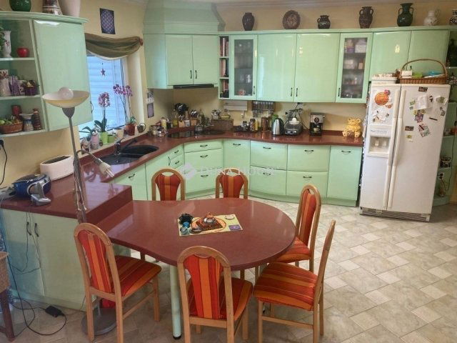 Eladó családi ház, Vácon 275 M Ft, 8 szobás