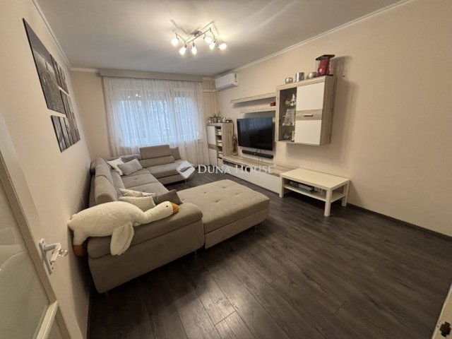 Eladó panellakás, Szegeden 63 M Ft, 3 szobás