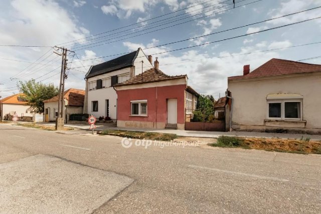 Eladó családi ház, Süttőn 33 M Ft, 3 szobás