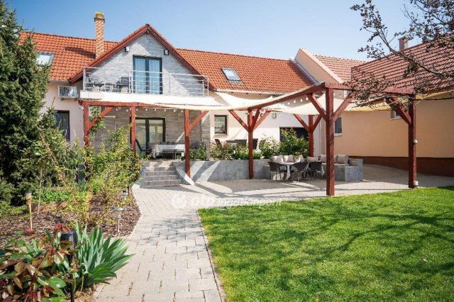 Eladó családi ház, Hatvanban 125 M Ft, 5 szobás