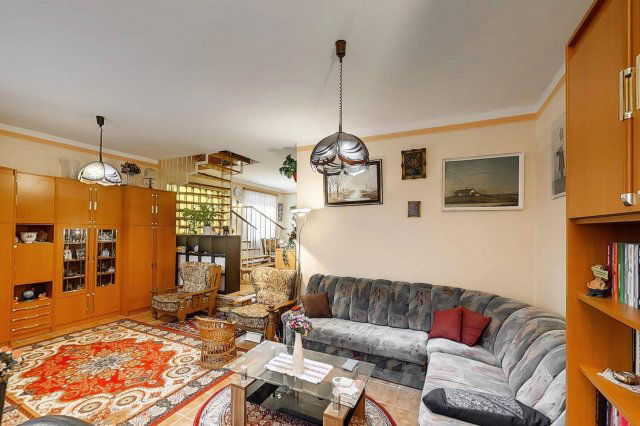 Eladó családi ház, Szolnokon 69.99 M Ft, 6 szobás