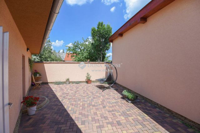 Eladó családi ház, Kecskeméten 215 M Ft, 3 szobás