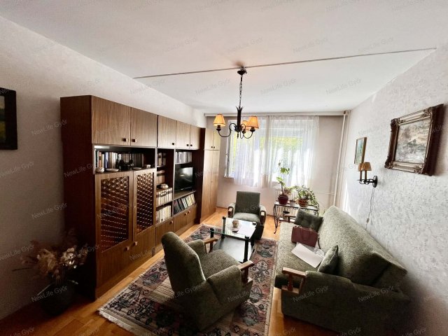 Eladó panellakás, Győrött 42 M Ft, 2 szobás